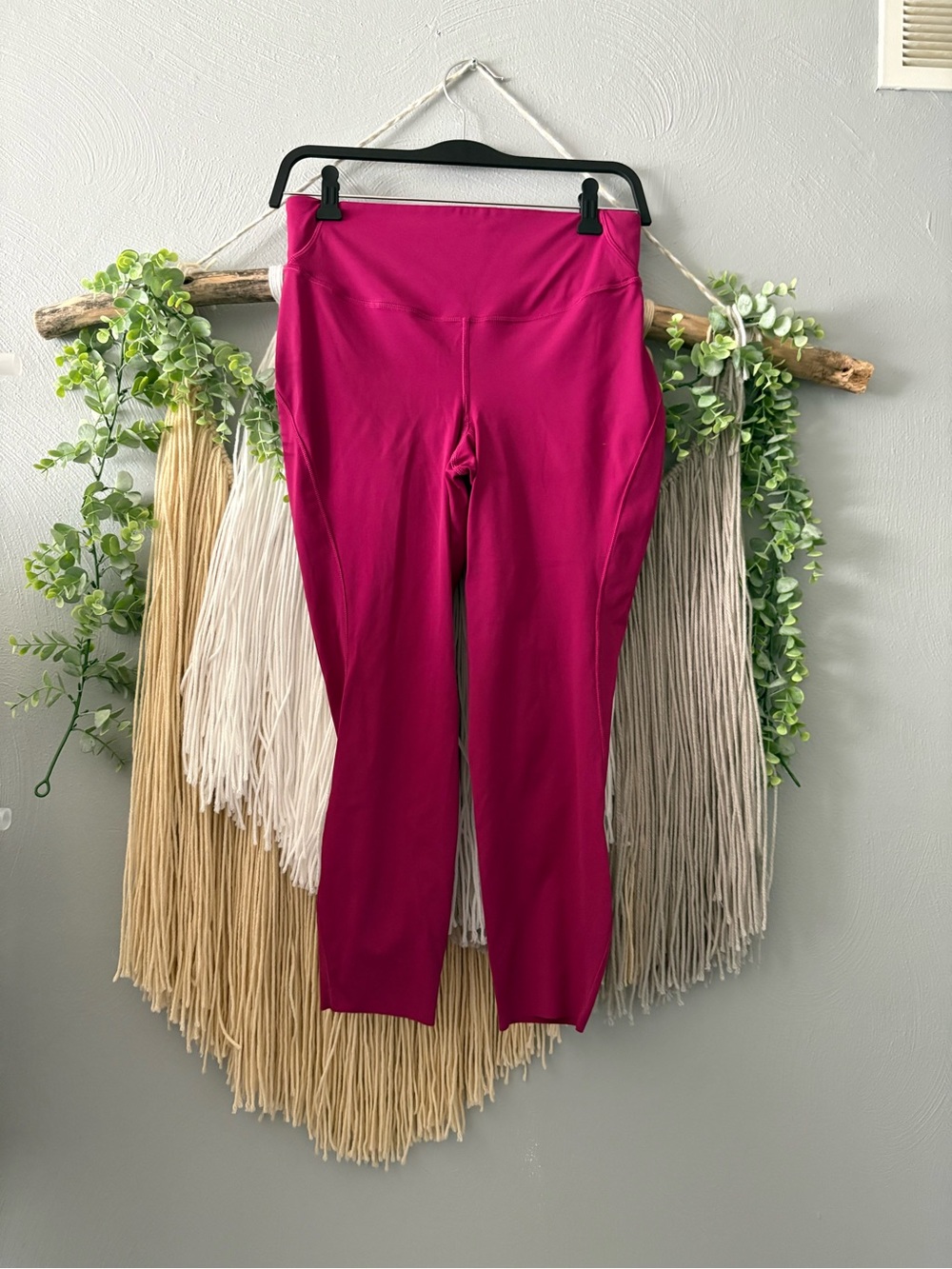 Lululemon 3/4 Crop Leggings in Rasberry